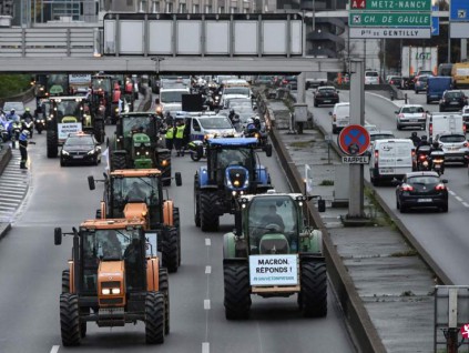法国农民以拖拉机堵巴黎公路 抗议农业政策