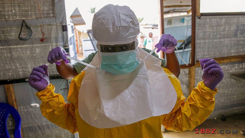 刚果民主共和国爆发埃博拉疫情时，一名医务人员穿上防护装备。图片来源：美国《科学》杂志官网