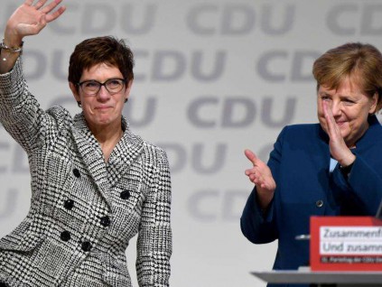 德国政坛“地震” 默克尔潜在继任者宣布辞职