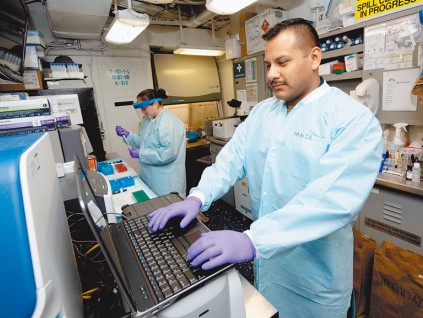 美国海军医疗队登舰检测新冠病毒 看美军检验流程