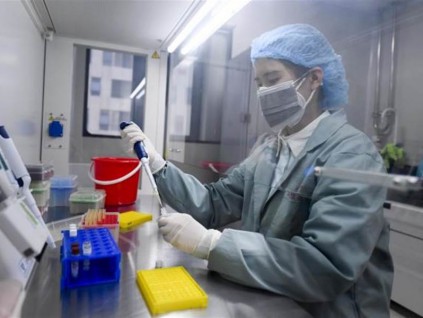 德华裔科学家：新冠疫苗研发 正处「最难的」阶段