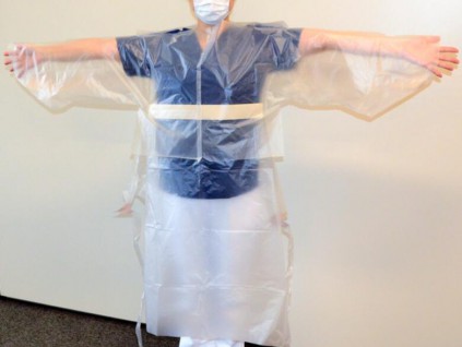 医疗物资不足 东京医院护士将垃圾袋改装成防护服