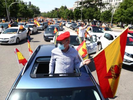 西班牙7月允许国际旅客入境 民众上街抗议要自由
