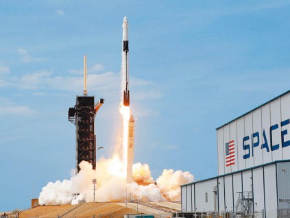 民间企业参与 SpaceX火箭升空 太空旅行不是梦