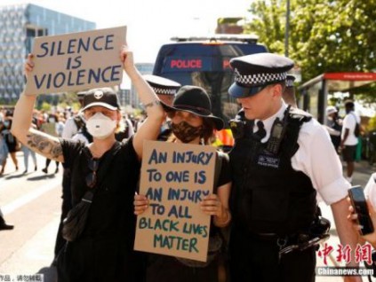 抗议美警察暴力执法 伦敦示威者包围美驻英大使馆