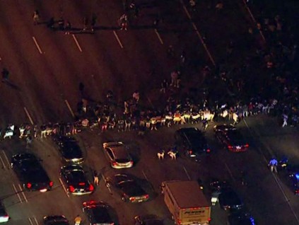 局势升级！美国示威者涌入高速路致道路瘫痪