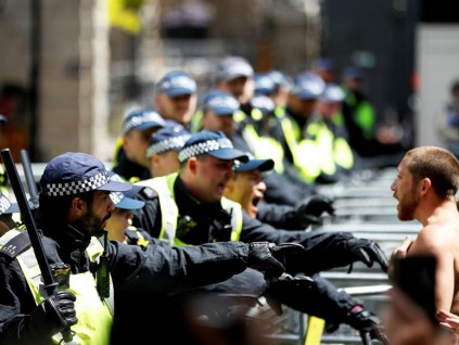 伦敦示威爆流血冲突 警察被揍逮上百抗议人士