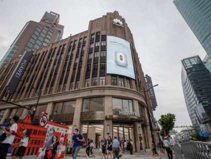 华为全球最大旗舰店今在上海开幕 位于苹果零售店对面