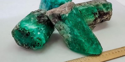 俄罗斯发现巨大绿宝石 总重量达4.8公斤