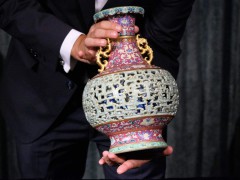 欧洲老妇闲置花瓶50年 竟是乾隆御用拍出900万美元