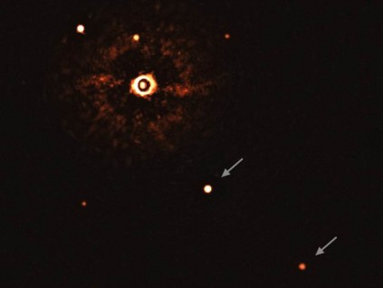 欧洲超大望远镜VLT 首次直接拍摄到系外行星
