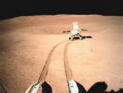 嫦娥四号进入第21个月昼 玉兔二号开展全景环拍