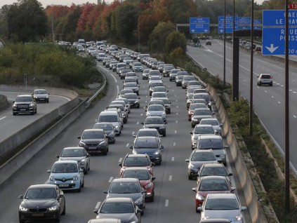 巴黎新冠封城前大疯逃 车阵绵延数百英里 日用品抢购一空