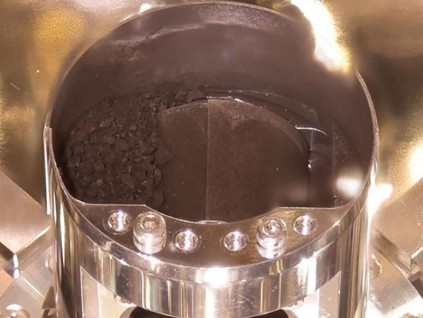 日本隼鸟2号探测器从小行星带回黑色砂粒状物质