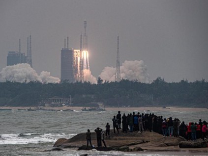 中国新一代中型运载火箭 长征八号成功送五卫星入轨道