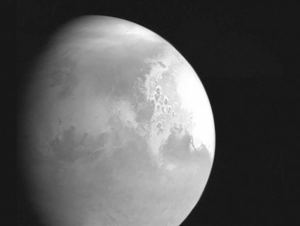 火星探测器天问一号完成第4次轨道修正 传回首幅火星图像