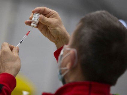 打AZ疫苗有副作用 欧洲多国暂停让医护施打