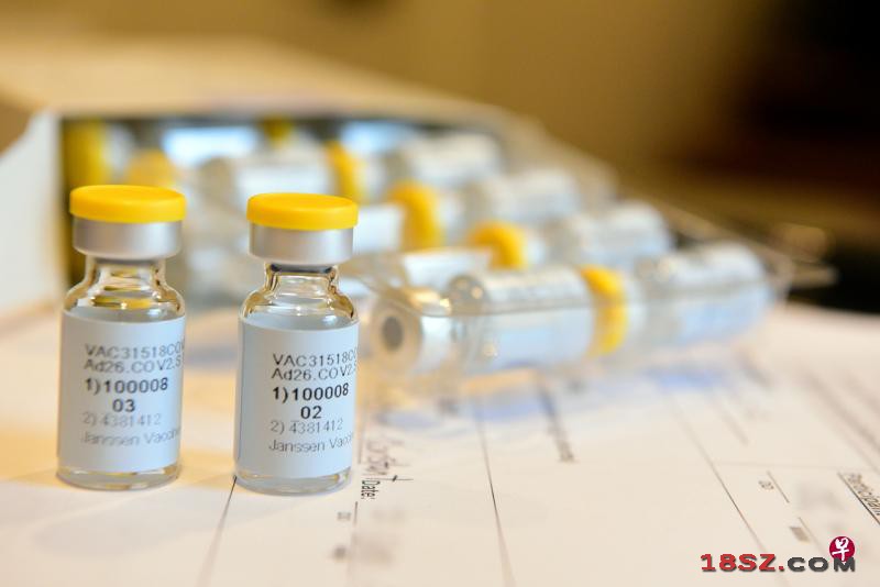 美国食品与药物监督管理局数据显示，在全球进行的试验中，强生疫苗在防止冠病病毒疾病的中度到重症病例方面的疫苗效能约66%。 