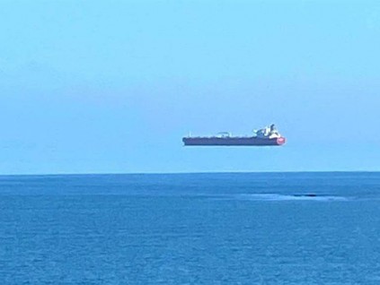 英国海边出现「空浮货轮」 大自然的光学魔术