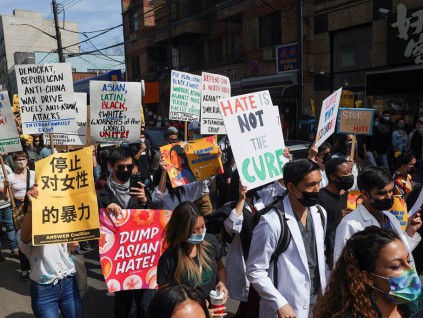 要求终结反亚裔暴力 全美60城民众群起抗议