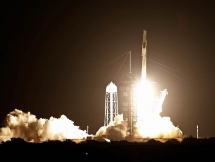 美国SpaceX用回收火箭飞船送四名宇航员赴国际空间站