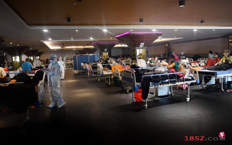 印度新冠患者不断激增，医院床位严重不足，一些确诊者被送到新德里这个由宴会厅改装而成的新冠病房接受治疗。