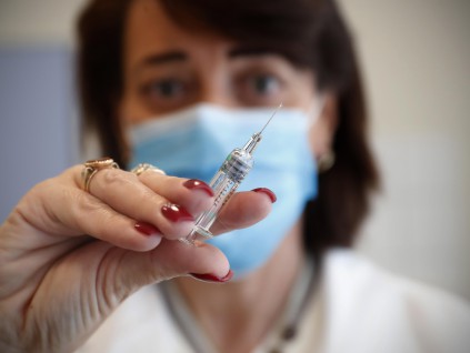 欧美忙于应付疫情对疫苗出口停滞不前 中国迅速扩大疫苗外交领先优势