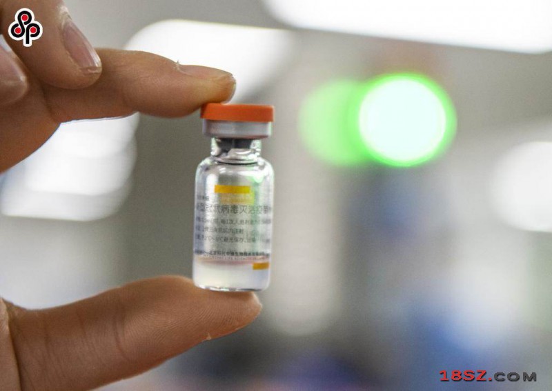 大陸批准科興新冠疫苗緊急使用年齡範圍擴大到3歲以上。圖為2021年1月6日北京科興中維生技公司展示一支西林瓶裝新冠減毒疫苗。