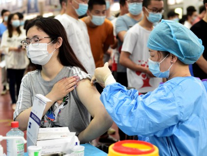 中国接种新冠疫苗超过10亿剂 占全球比重超过40％