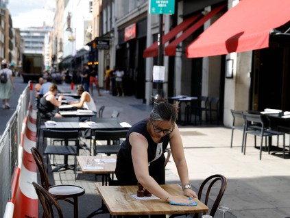 英国鼓励设更多户外用餐场所 或成疫后生活新常态