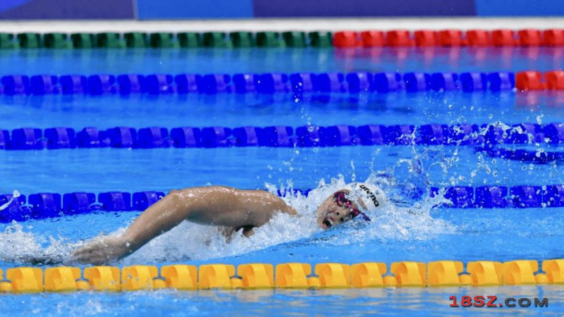 女子200米自由泳何诗蓓摘银