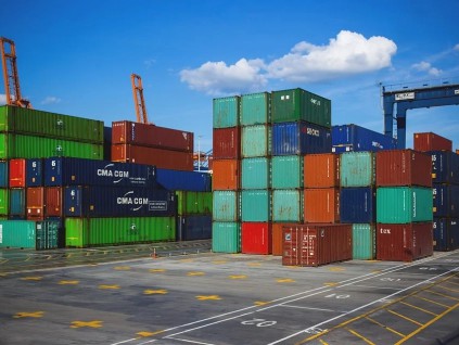 中国至美国集装箱运费暴涨至纪录高位
