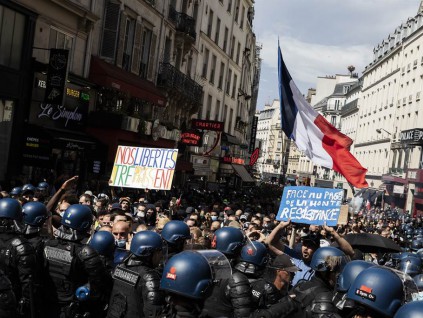 反对健康通行证 法国意大利多地民众上街抗议