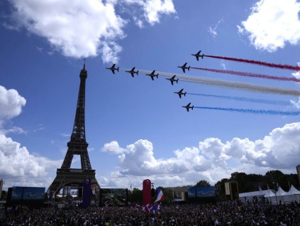 热情民众齐聚艾菲尔铁塔前 太空演奏战机秀迎接巴黎奥运