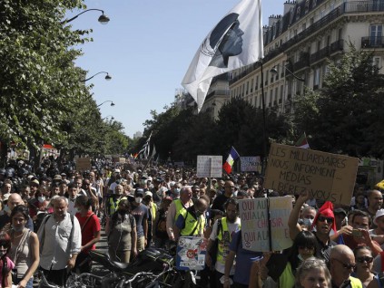 不满健康通行证 法国民众连续6周末上街抗议