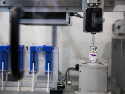 泰国靠机器人 可用疫苗大增20％ 每瓶供12人施打