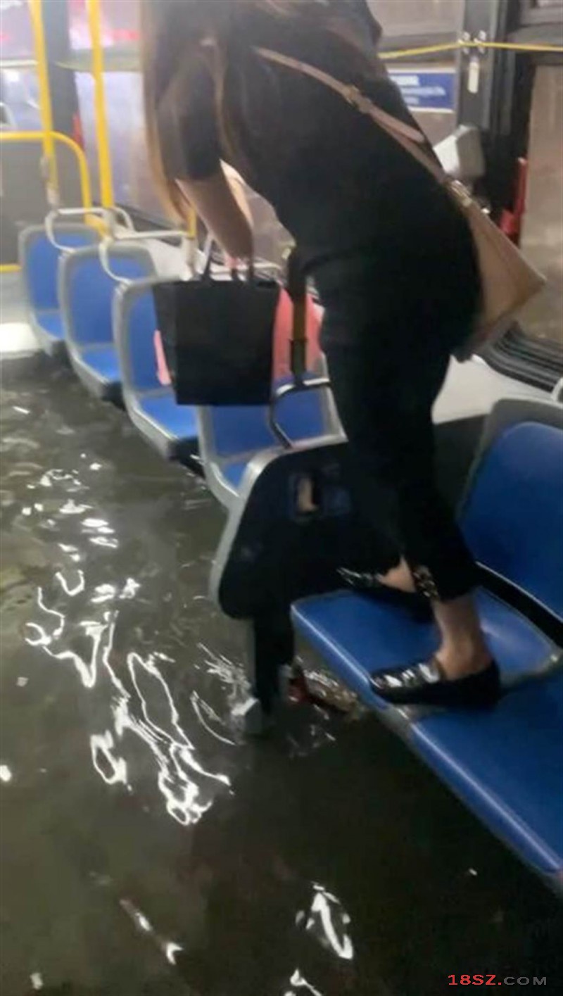 公車因水淹入，人被迫站在座椅上