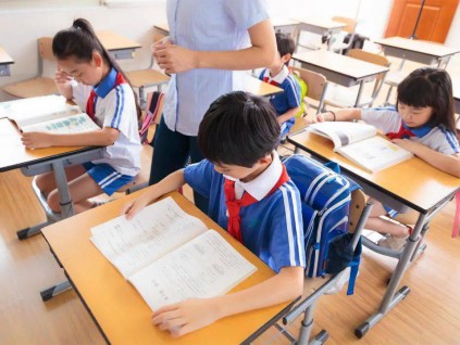 中国规定年底前完成学科类校外培训登记为非营利性机构