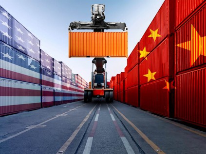 8月外贸强劲反弹 分析：谁来拯救世界经济—美国或中国？