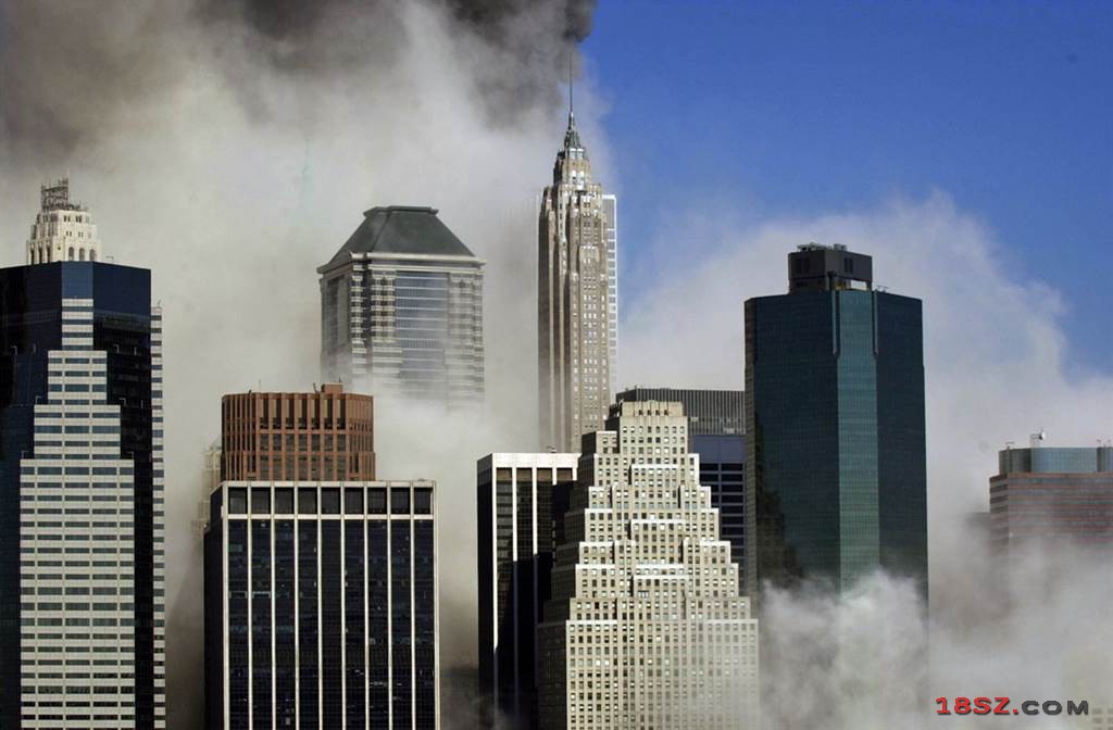 双子星大楼倒塌后，浓烟仍持续弥漫曼哈顿。（图／美联社）