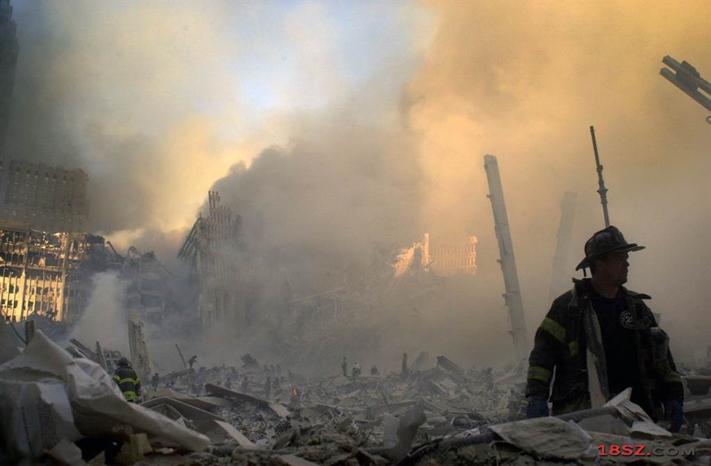消防队员在倒塌的双子星大楼废墟中穿梭。（图／美联社）