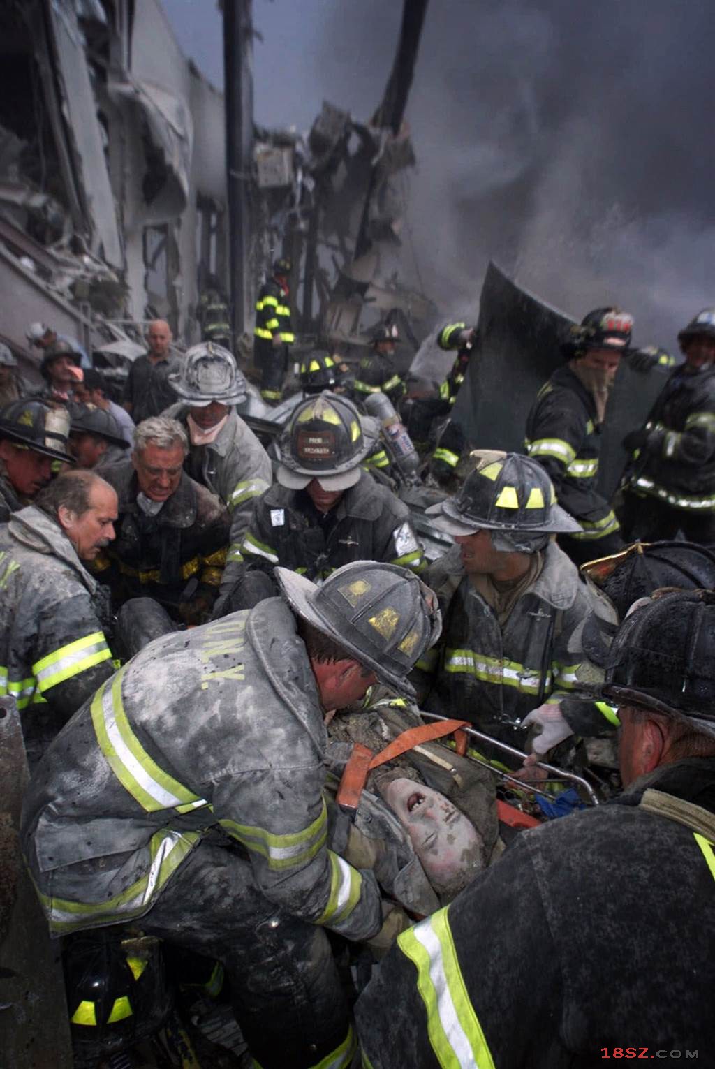 双子星大楼倒塌后不久，一名消防员被救出，因为伤口太痛了，他忍不住尖叫。（图／美联社）