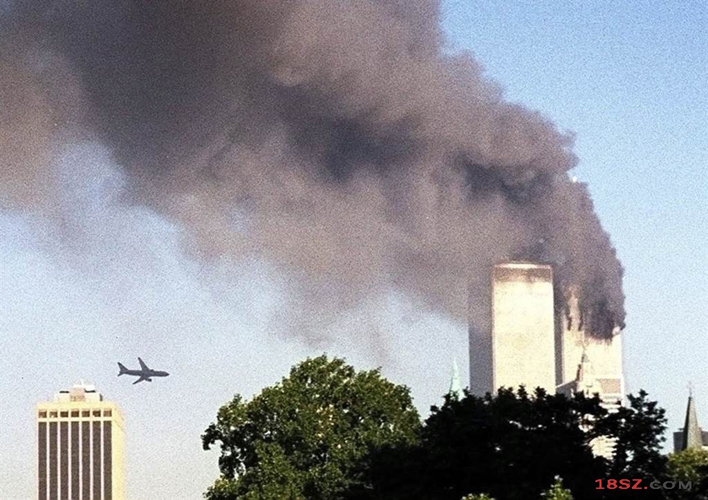 一架美国客机向纽约双子星大楼靠近，不久后撞上左边大楼。这是从布鲁克林区看到的画面。一名美联社员工刚从地铁站走上来，突然发现自己正经历一场灾难。（图／美联社）