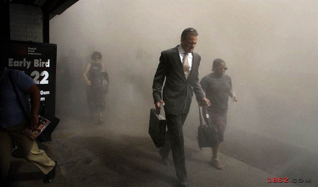 民众逃离世贸中心周遭，下曼哈顿区街头已浓烟密布。（图／美联社）