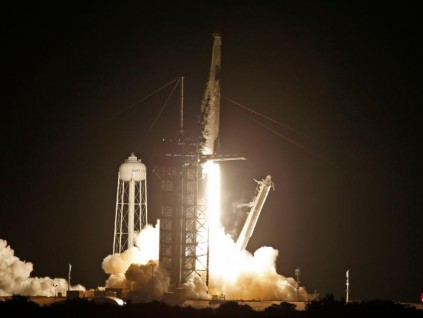 SpaceX猎鹰9号火箭升空 执行首次全民用轨道飞行任务