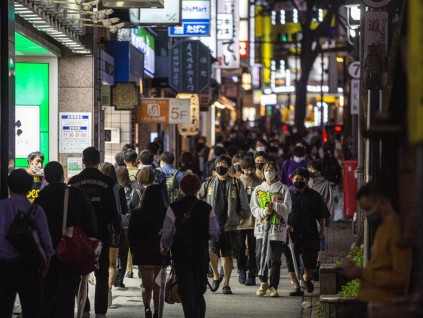 日本解除紧急事态 大量人潮涌向观光地及闹区