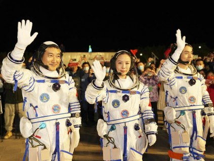 中国神舟13号载人太空船发射成功 搭乘长征二号F火箭