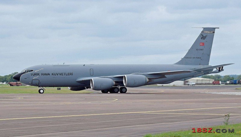 KC-135加油机