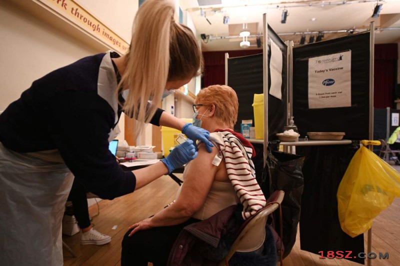 英国研究人员进行为期一年的研究后确定，接种过两剂疫苗