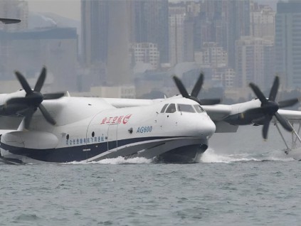 中国国产鲲龙AG600两栖飞机再亮相 预计2024服役